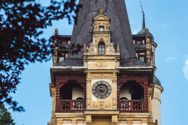 sinaia, rumunia - 21 czerwca 2017: zbliżenie na wieżę z zegarem zamku peles w mieście synaj w rumunii, letnia rezydencja rumuńskiej rodziny królewskiej - sinaia zdjęcia i obrazy z banku zdjęć