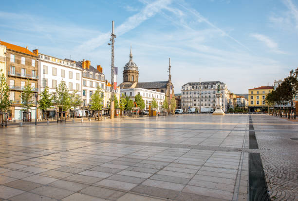 cidade de clermont-ferrand na frança - piazza nova - fotografias e filmes do acervo