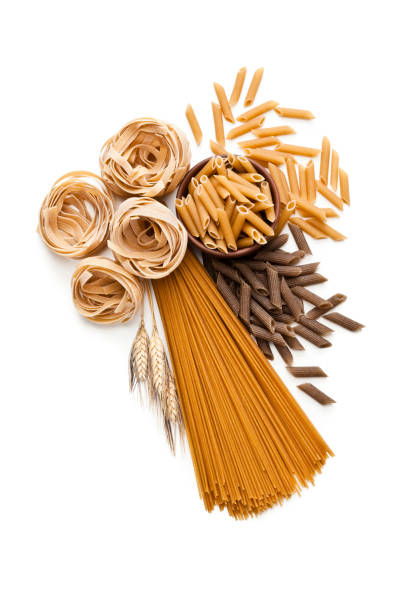 pasta integrale isolata su sfondo bianco - pasta whole wheat spaghetti raw foto e immagini stock