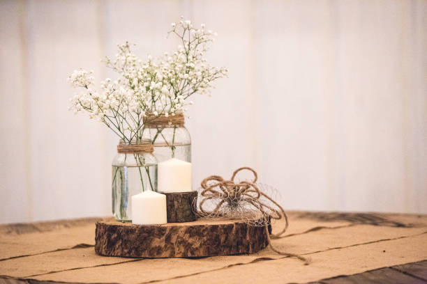 rustieke bruiloft receptie decor - pronkstuk stockfoto's en -beelden