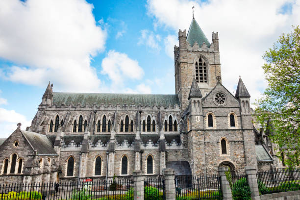 собор церкви христа в дублине, ирландия - christ church cathedral стоковые фото и изображения