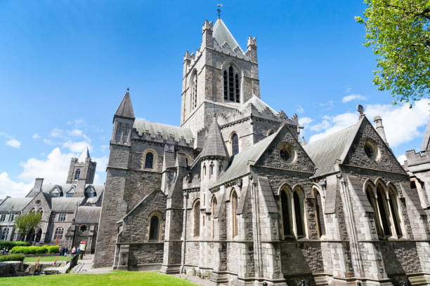 собор церкви христа в дублине, ирландия - christ church cathedral стоковые фото и изображения