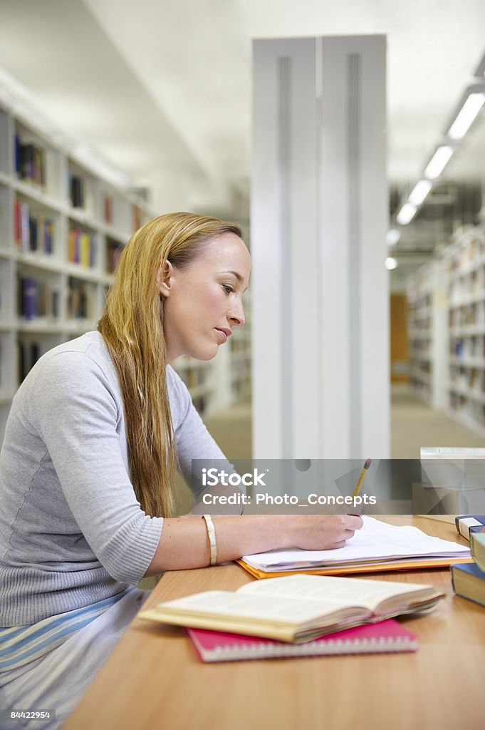 Jovem mulher trabalhando em biblioteca de Falmouth, Inglaterra " - Foto de stock de Aprender royalty-free