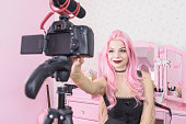 junge-frau-die-dreharbeiten-videoblog-auf-kamera-im-schlafzimmer.jpg?b=1&s=170x170&k=20&c=1C2nPK88AAglqoBEtUXm9LEpa3YZOuttcD4e84ZjSPY=