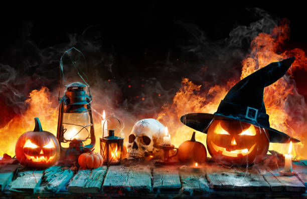 halloween en llama - calabazas en madera - halloween pumpkin party carving fotografías e imágenes de stock