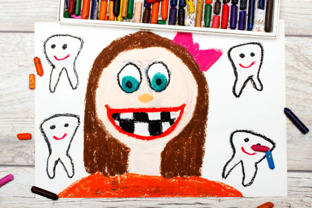 zdjęcie kolorowego rysunku: uśmiechnięta dziewczyna bez zębów mlecznych.  utrata zębów dziecka. - czarny_bez zdjęcia i obrazy z banku zdjęć
