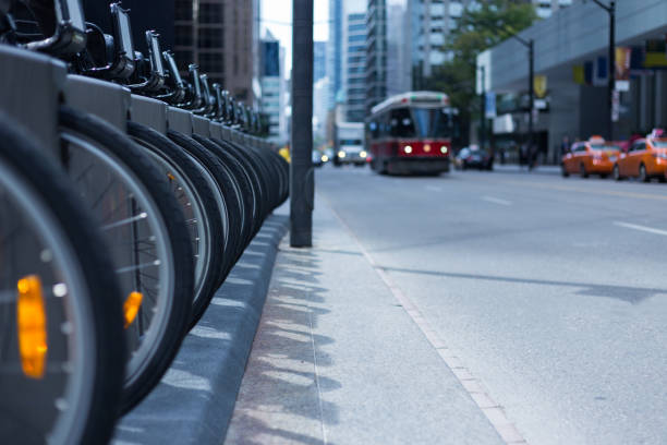 streetcar de toronto y taxis de transporte público de la estación de alquiler de bici de la calle ocupada - trolley bus fotografías e imágenes de stock