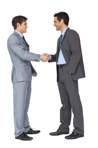 parceiros de negócios feliz apertando as mãos - isolated smiling business person handshake - fotografias e filmes do acervo
