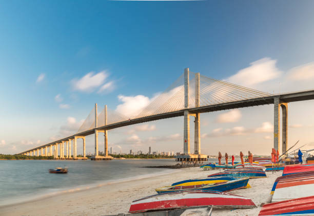 ナタール ニュートン ナヴァロ橋の夕日 potengi 川 - number of people riverbank beach river ストックフォトと画像