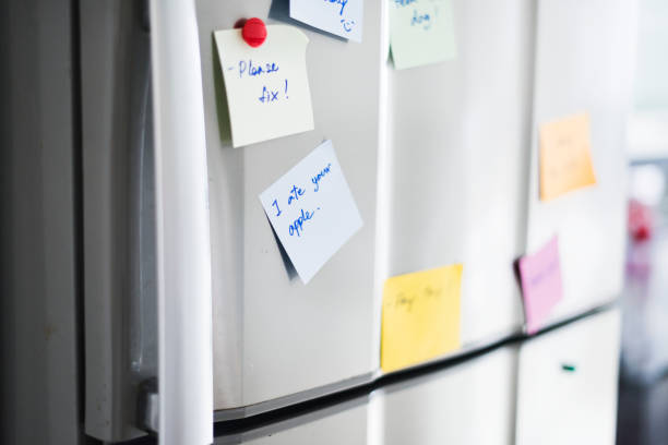 istock Closeup of reminder paper note on fridge door 844277816