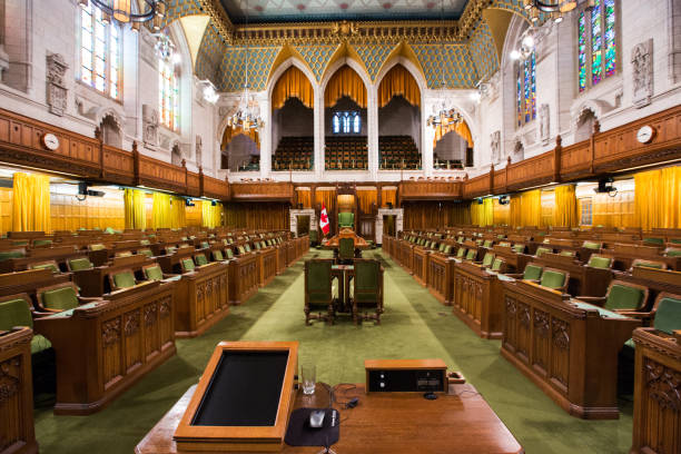 la chambre des communes dans le bâtiment du parlement canadien - commons photos et images de collection