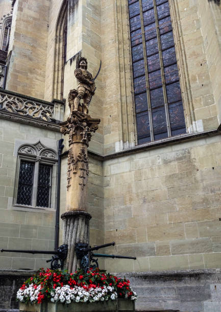statue de chevalier sur la fontaine devant la cathédrale gothique st nicolas dans la vieille ville fribourg, suisse, europe - fribourg canton cathedral swiss culture st nicholas photos et images de collection