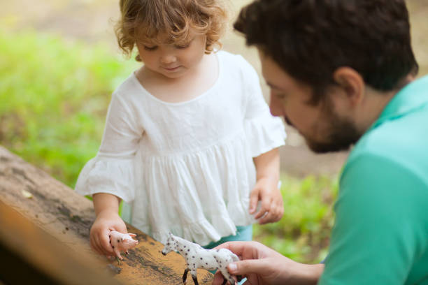 pai dizer a sua filha sobre animais da fazenda - fine motor skills - fotografias e filmes do acervo