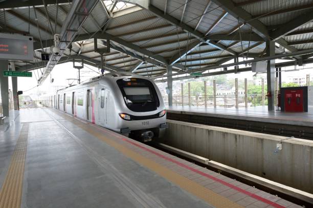 treno della metropolitana color argento in una stazione ferroviaria della metropolitana a mumbai - ferrovia sopraelevata foto e immagini stock