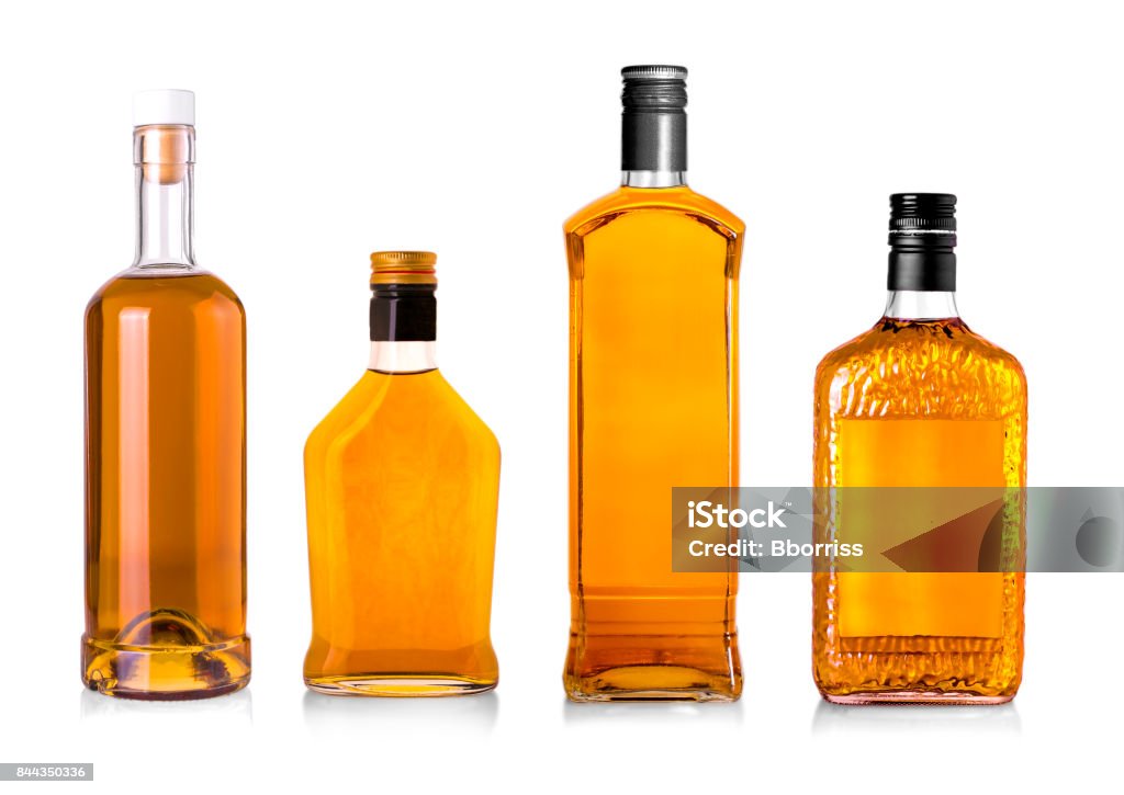 Conjunto de belas garrafas de Whisky contra fundo bem iluminado. - Foto de stock de Garrafa royalty-free