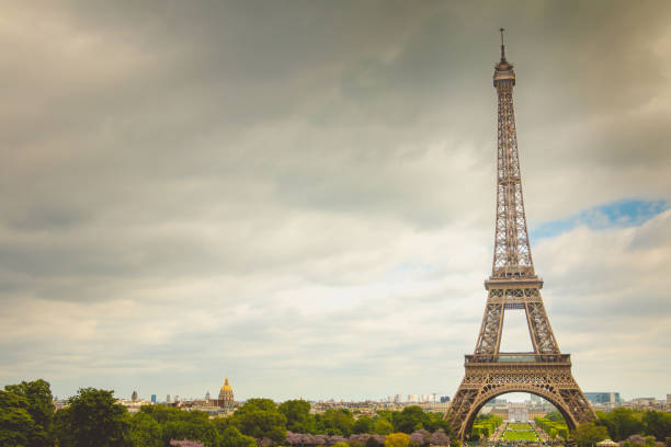 eiffelturm in paris, frankreich bei schlechtem wetter - eiffel tower black and white paris france construction stock-fotos und bilder