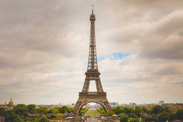eiffelturm in paris, frankreich bei schlechtem wetter - eiffel tower black and white paris france construction stock-fotos und bilder