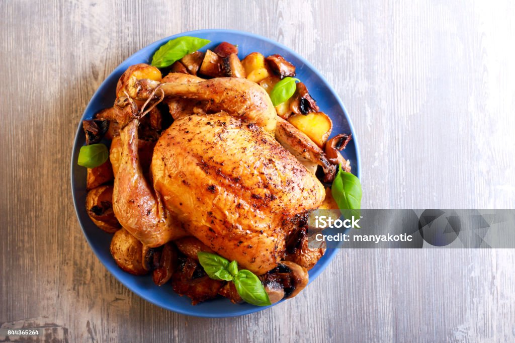 Frango assado com batata e cogumelos - Foto de stock de Frango royalty-free