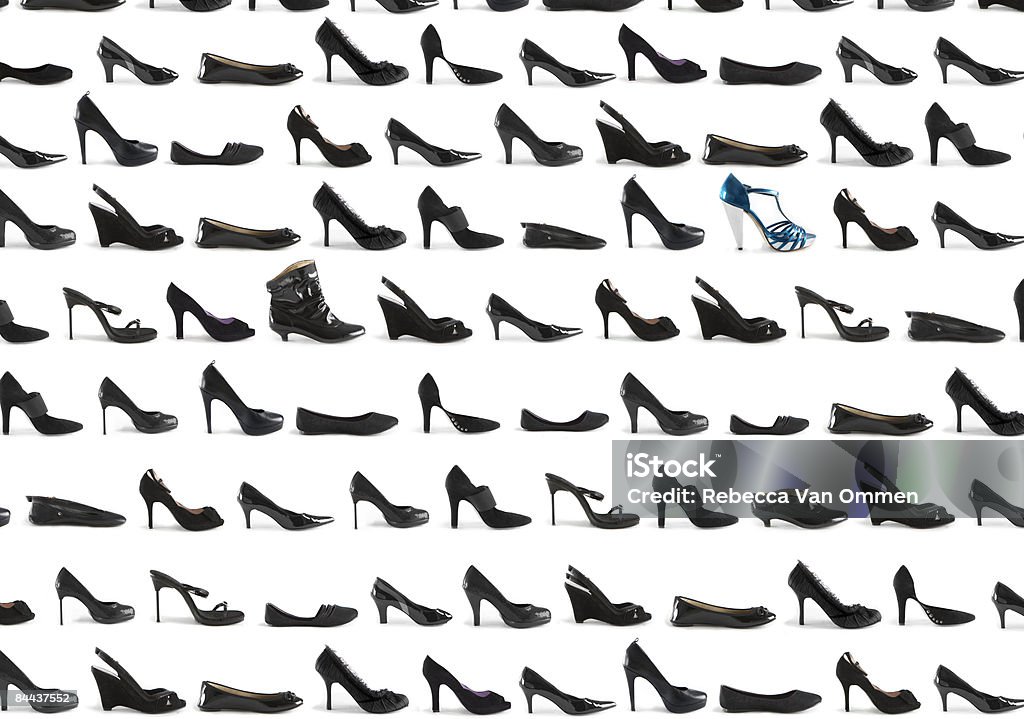 グリッド多くのブラックシューズと青の靴 - 秩序のロイヤリティフリーストックフォト