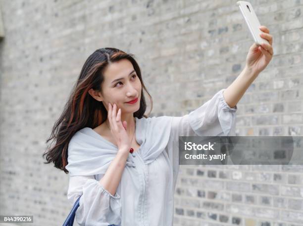 Hermosa Mujer Asiática Teniendo Selfie Usando Smart Mboile Teléfono Foto de stock y más banco de imágenes de Adulto