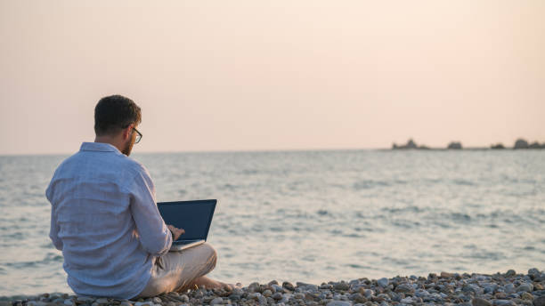 internet on the beach - on beach laptop working imagens e fotografias de stock