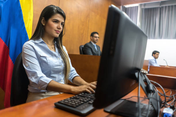 escribiendo la sesión de ensayo en la sala de audiencias del secretario - empleado de archivo fotografías e imágenes de stock