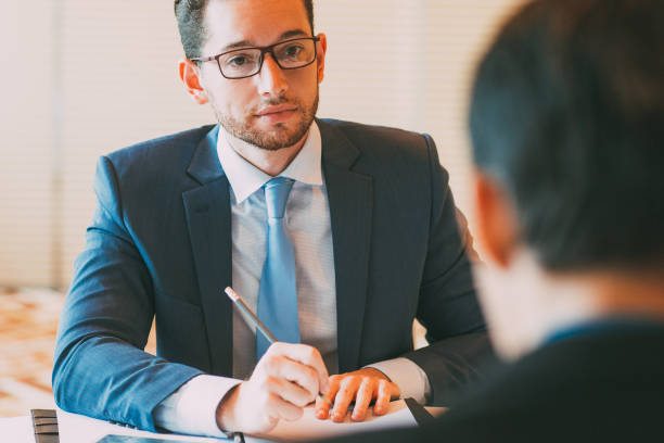 gerenciador de conteúdo entrevistando candidatos - job search note pad business person interview - fotografias e filmes do acervo