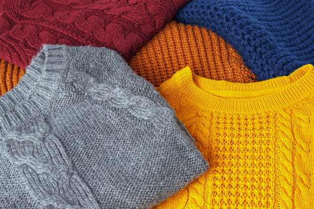 konzept gestrickt wolle bunte warme pullover closeup - multi colored variegated wool colors stock-fotos und bilder