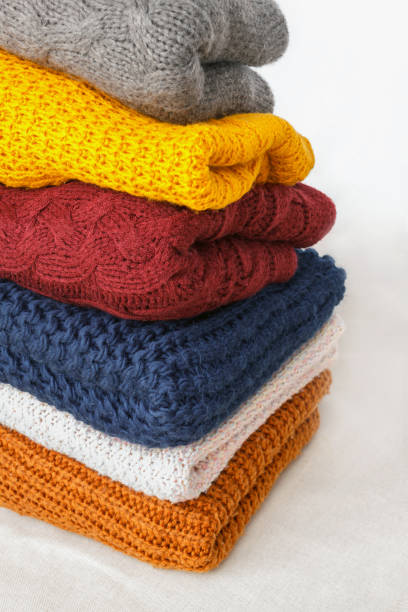 니트 다채로운 따뜻한 스웨터의 스택 - nobody wool multi colored love 뉴스 사진 이미지