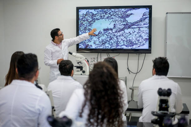 teacher teaching a science class at the university - microbiology imagens e fotografias de stock