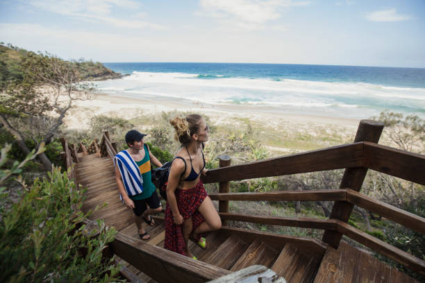 turyści zwiedzania noosa głowy, queensland - sunshine coast australia zdjęcia i obrazy z banku zdjęć