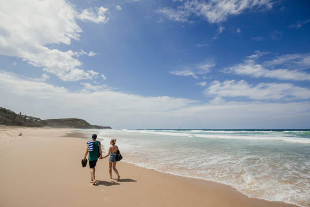 młoda para spacerująca po plaży - sunshine coast australia zdjęcia i obrazy z banku zdjęć