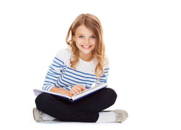 chica libro de lectura - teenage girls cheerful smiling one person fotografías e imágenes de stock