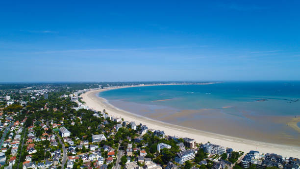 zdjęcie lotnicze zatoki la baule escoublac - brittany bay sea beach zdjęcia i obrazy z banku zdjęć