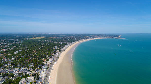 zdjęcie lotnicze zatoki la baule escoublac - brittany bay sea beach zdjęcia i obrazy z banku zdjęć