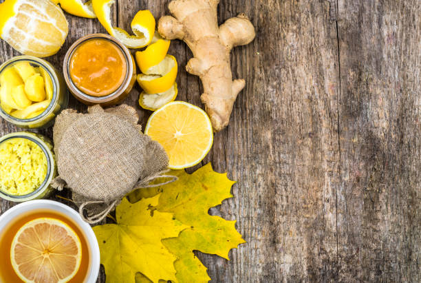 jarras de la taza de té con los ingredientes en un vaso. concepto con hojas de otoño, endecha plana de arriba - ginger tea cup cold and flu tea fotografías e imágenes de stock