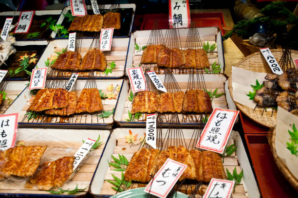 mercado de nishiki teriyaki de congrio - mutsu fotografías e imágenes de stock