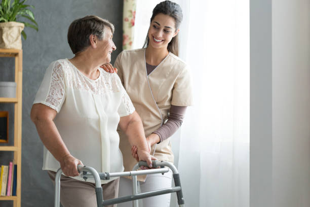 krankenschwester helfen senior zu fuß - hip replacement stock-fotos und bilder