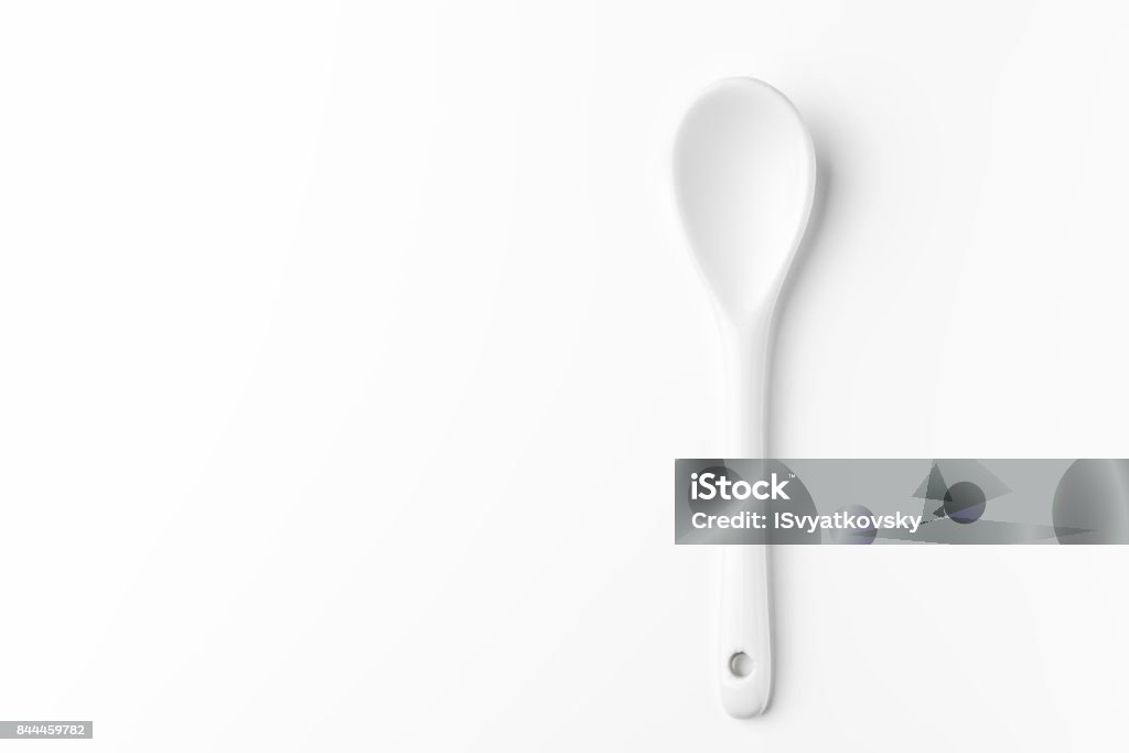 Cuchara blanca aislada sobre una superficie blanca - Foto de stock de Cuchara libre de derechos