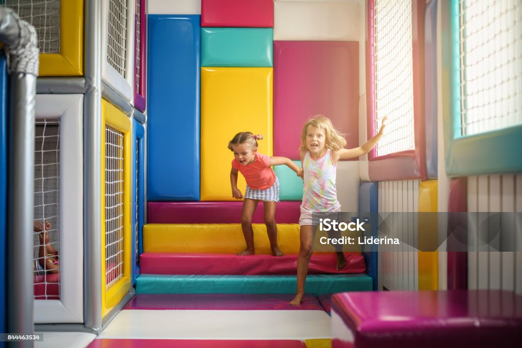 Zwei kleine Mädchen auf Spielplatz. Kaukasische Mädchen zusammen zu spielen. - Lizenzfrei Kinderspielplatz Stock-Foto