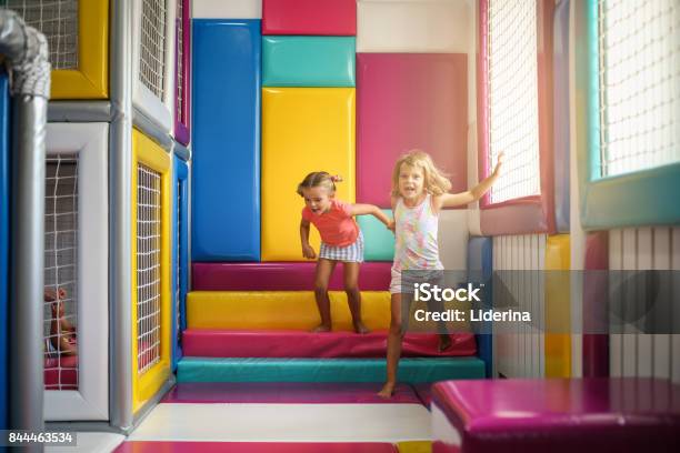 Zwei Kleine Mädchen Auf Spielplatz Kaukasische Mädchen Zusammen Zu Spielen Stockfoto und mehr Bilder von Kinderspielplatz