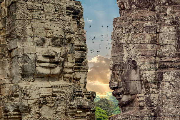 volti del tempio di bayon ad angkor thom, siemreap, cambogia. - wat foto e immagini stock