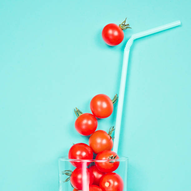 suco de tomate ou smoothie, tomate cereja, num copo de bebida com palha - healthy eating food and drink soup ripe - fotografias e filmes do acervo