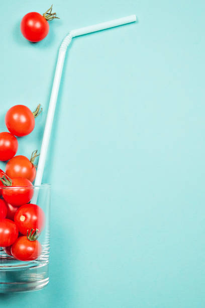 suco de tomate ou smoothie, tomate cereja, num copo de bebida com palha - healthy eating food and drink soup ripe - fotografias e filmes do acervo