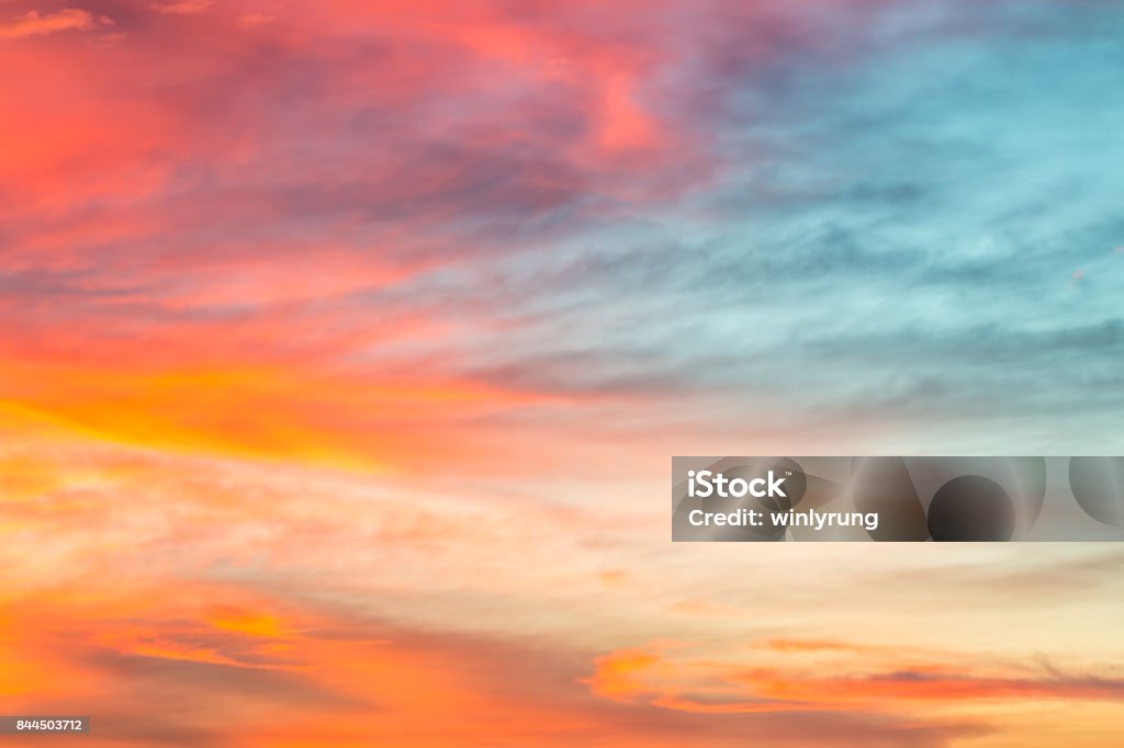 Fondo cielo colorido en crepúsculo. - Foto de stock de Puesta de sol libre de derechos