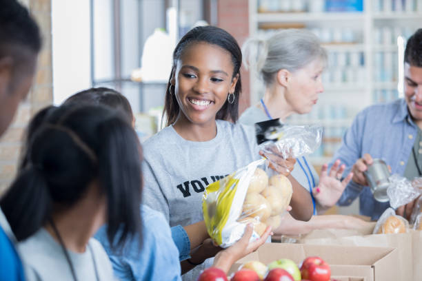 istock Volunteers organize donations during food drive 844508414