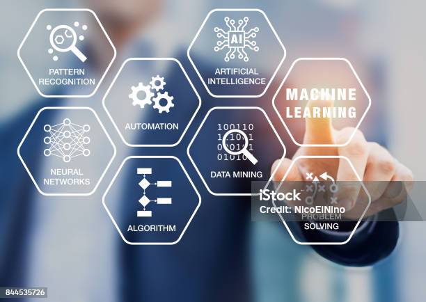 Photo libre de droit de Présentation Sur La Technologie Dapprentissage Machine Scientifique Touchant Écran Intelligence Artificielle banque d'images et plus d'images libres de droit de Apprentissage automatique
