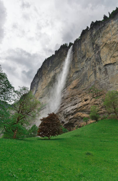 paisagem do vale e cachoeiras, suíça - interlaken mountain meadow switzerland - fotografias e filmes do acervo