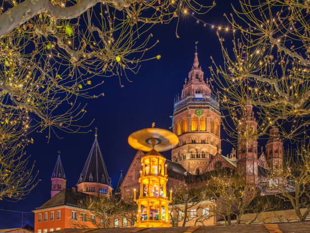 The Cathedral of Mainz during Christmas season The Cathedral of Mainz framed by Christmas lights mainz stock pictures, royalty-free photos & images