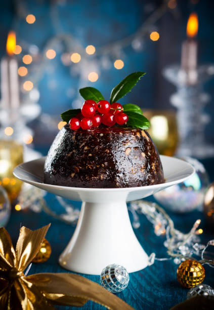 christmas Christmas pudding decorated with holly christmas pudding stock pictures, royalty-free photos & images